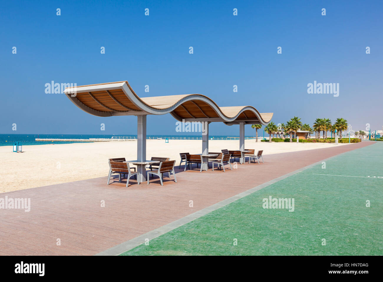 Esecuzione di linea sul Umm Suqeim spiaggia pubblica a Dubai. Emirati Arabi Uniti, Medio Oriente Foto Stock