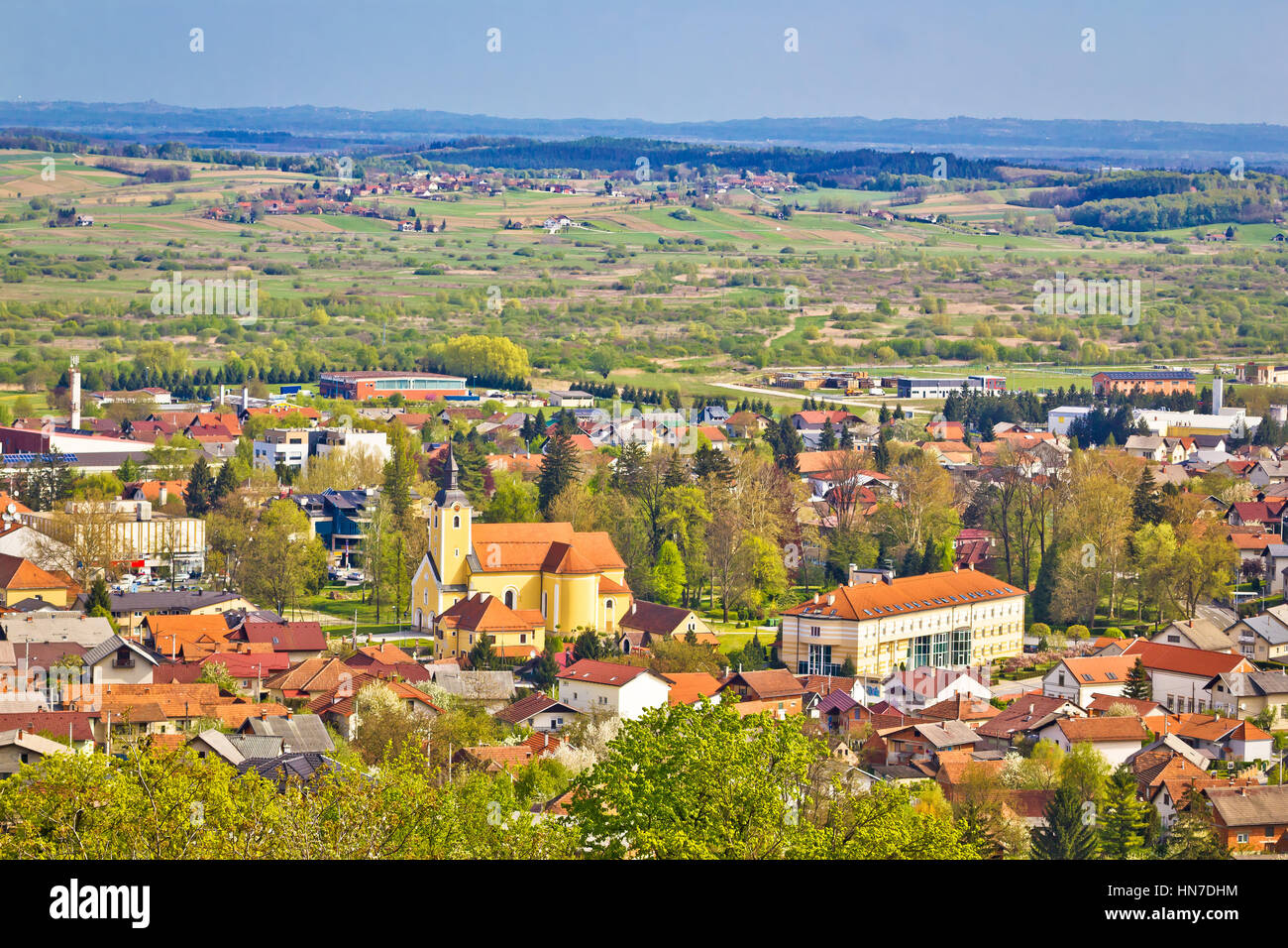 Città di Ivanec antenna vista primavera, Zagorje, Croazia Foto Stock