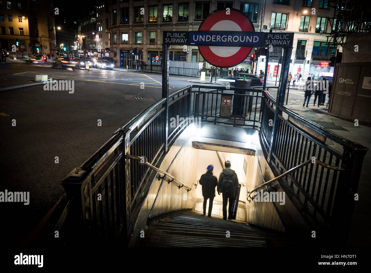 Un ingresso al Monumento London Underground tube station su Cannon Street di notte. Foto Stock