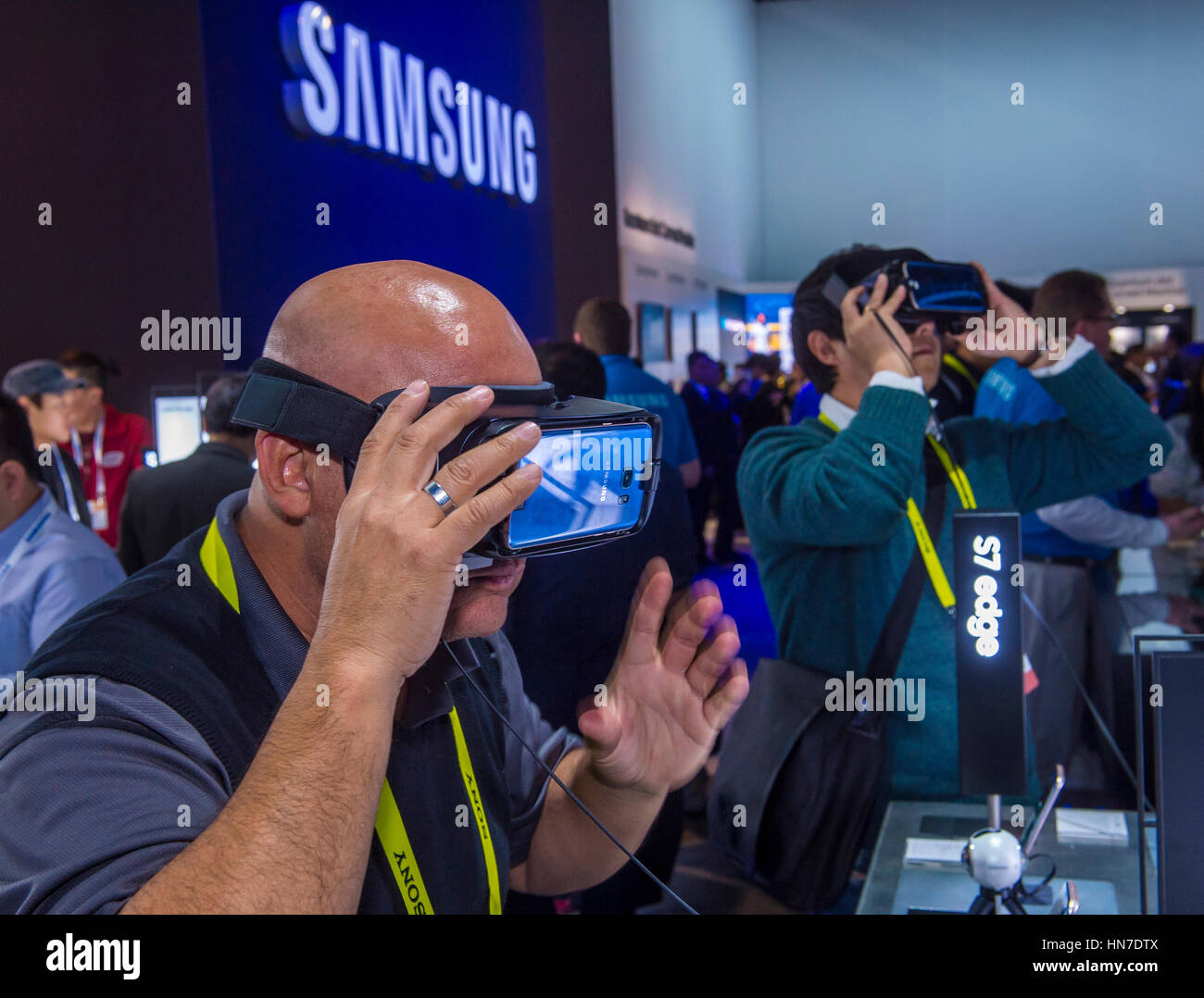 La realtà virtuale dimostrazione presso il Samsung stand al CES Show di Las Vegas , il CES è il leader mondiale nel settore del consumatore-electronics Show. Foto Stock