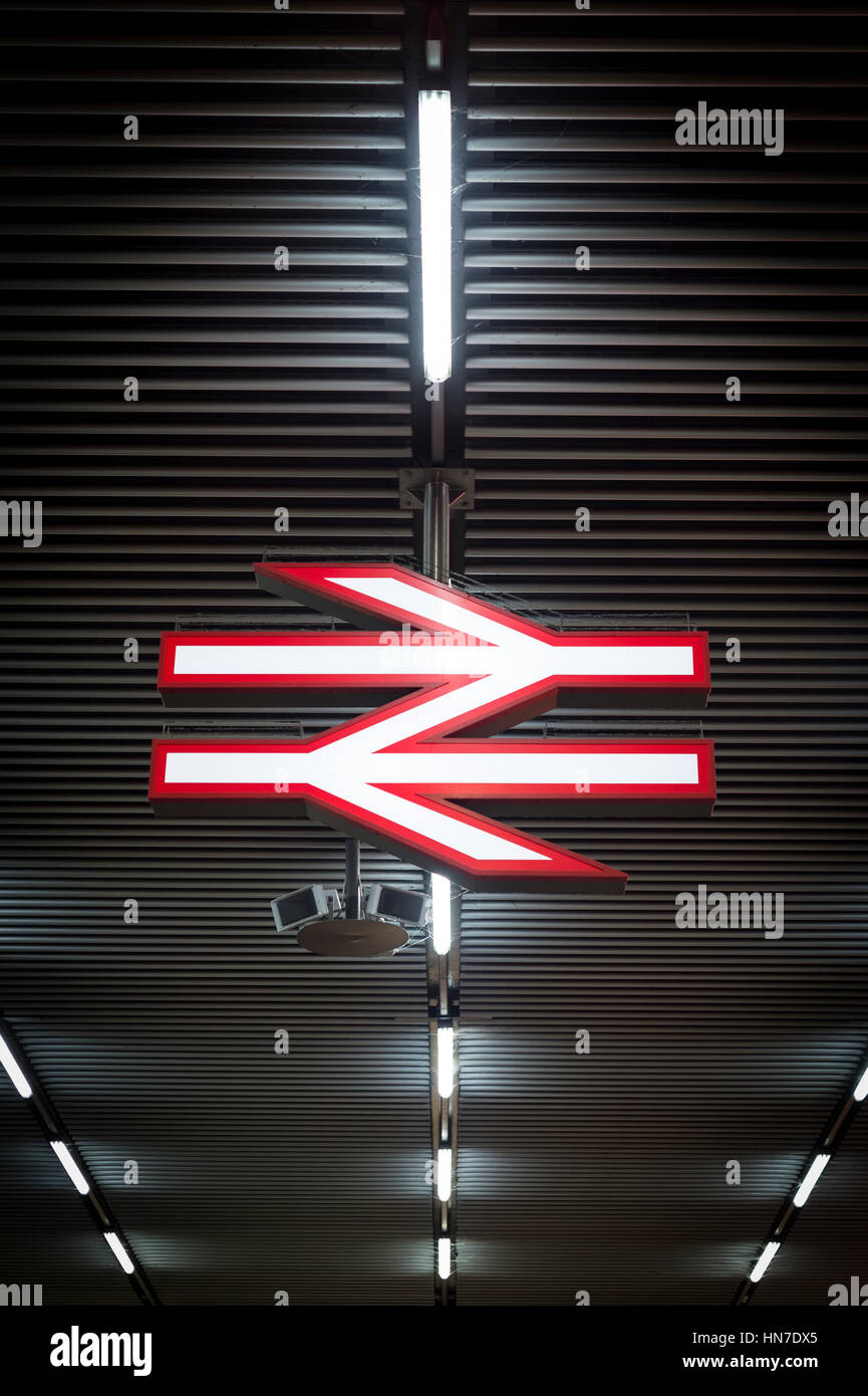 La guida della rete logo alla Cannon Street principale stazione ferroviaria di Londra di notte. Foto Stock