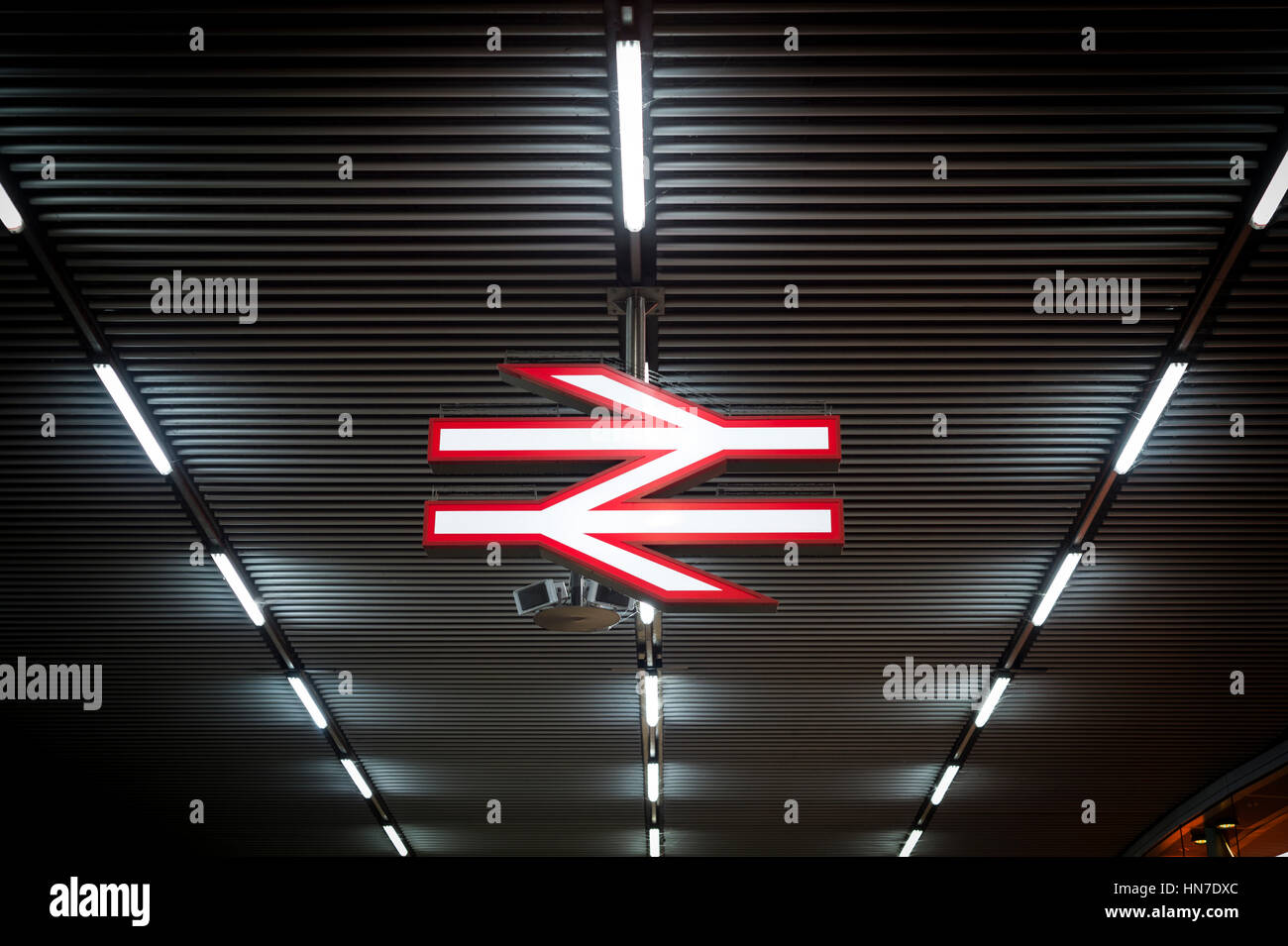 La guida della rete logo alla Cannon Street principale stazione ferroviaria di Londra di notte. Foto Stock