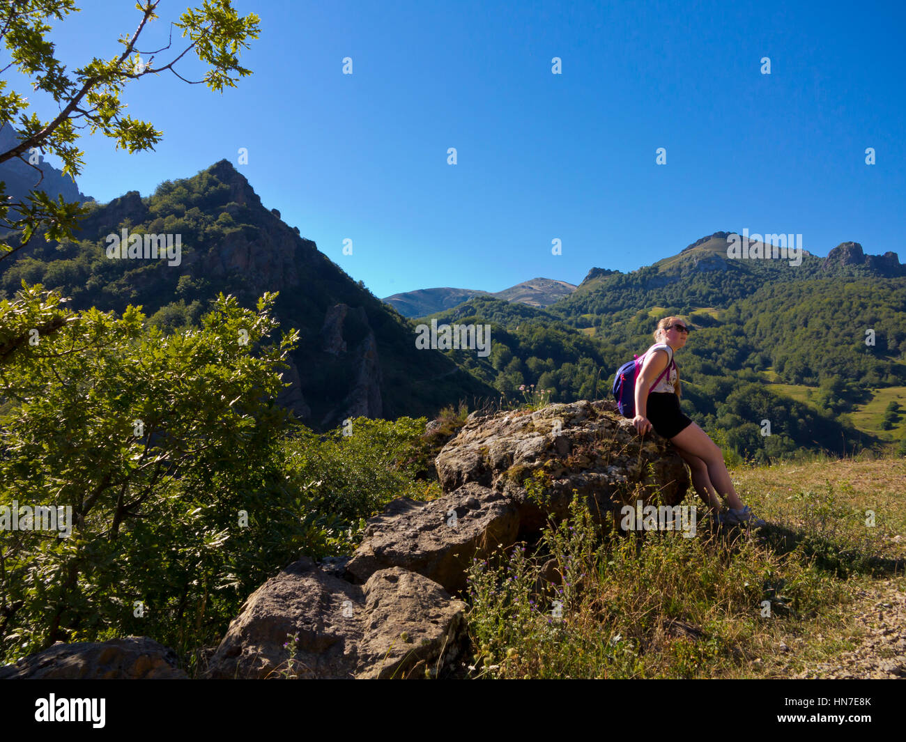 Ragazza adolescente escursionismo vicino Cucayo un villaggio di montagna nel Parco Nazionale di Picos de Europa in Cantabria Spagna settentrionale Foto Stock