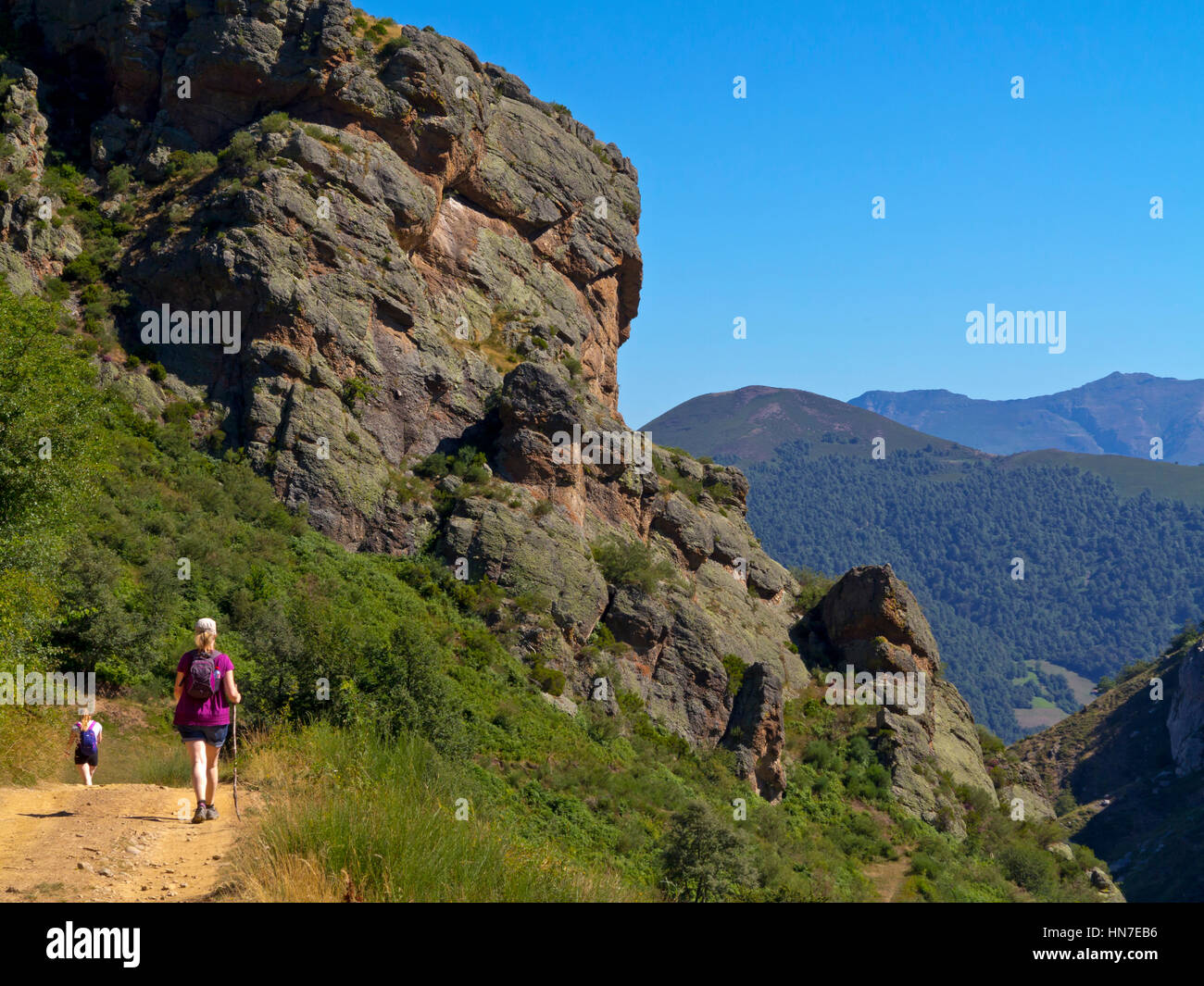 Woman Hiking vicino Cucayo un villaggio di montagna nel Parco Nazionale di Picos de Europa in Cantabria Spagna settentrionale Foto Stock