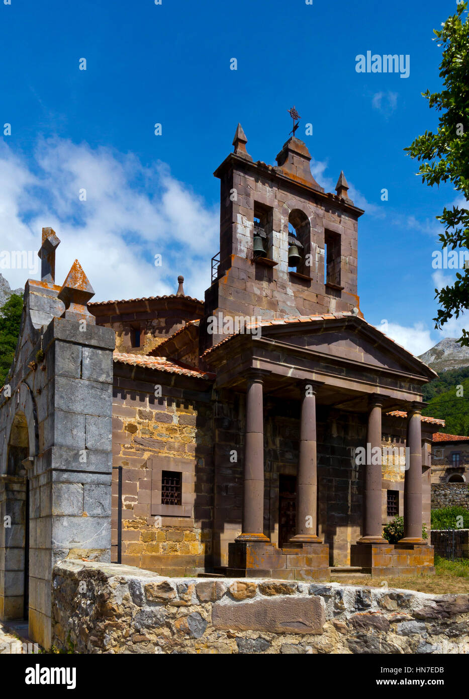 Chiesa in Salarzon un villaggio di montagna nel Parco Nazionale di Picos de Europa Cantabria Spagna settentrionale Foto Stock