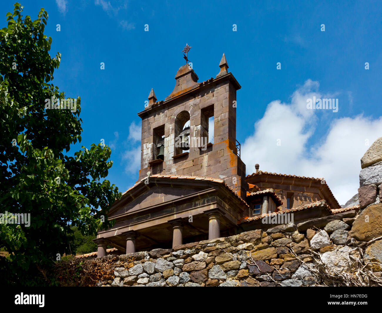 Chiesa in Salarzon un villaggio di montagna nel Parco Nazionale di Picos de Europa Cantabria Spagna settentrionale Foto Stock