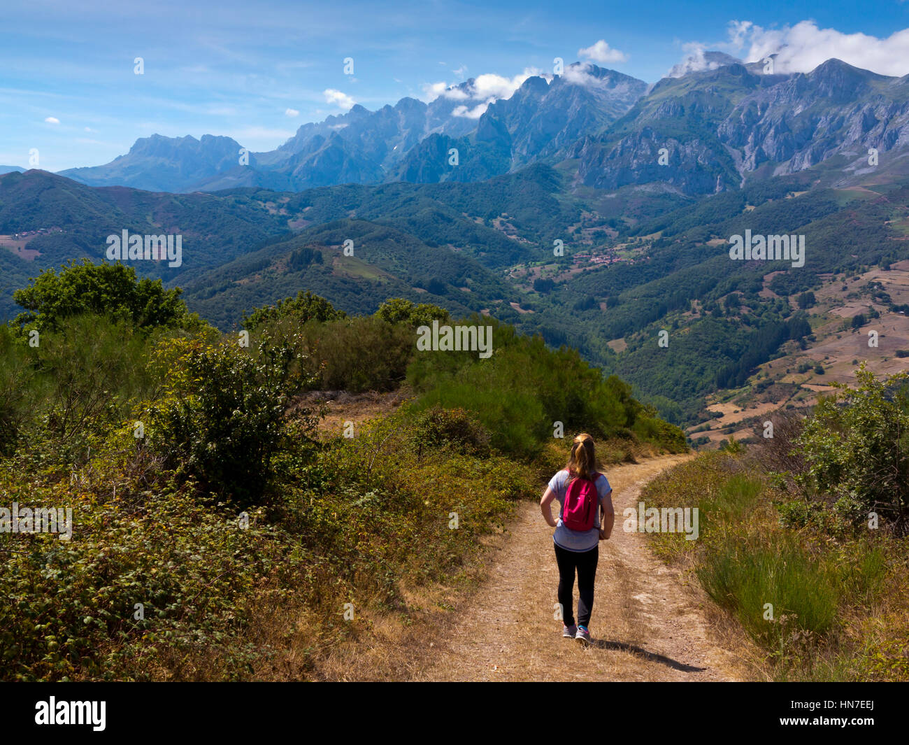 Ragazza adolescente passeggiate nel paesaggio di montagna vicino a Salarzon nel Parco Nazionale Picos de Europa in Cantabria Spagna settentrionale Foto Stock