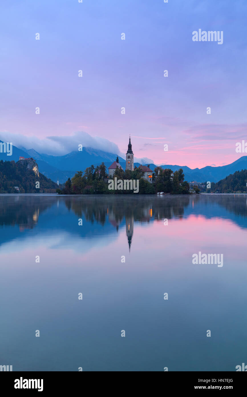 Il lago di Bled e l'isola con la Chiesa a colore di autunno a sunrise in Slovenia Foto Stock