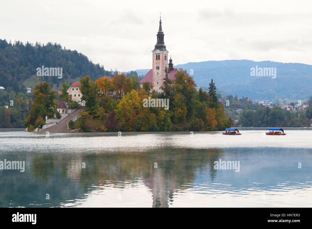 Il lago di Bled e l'isola con la Chiesa a colore di autunno in Slovenia Foto Stock