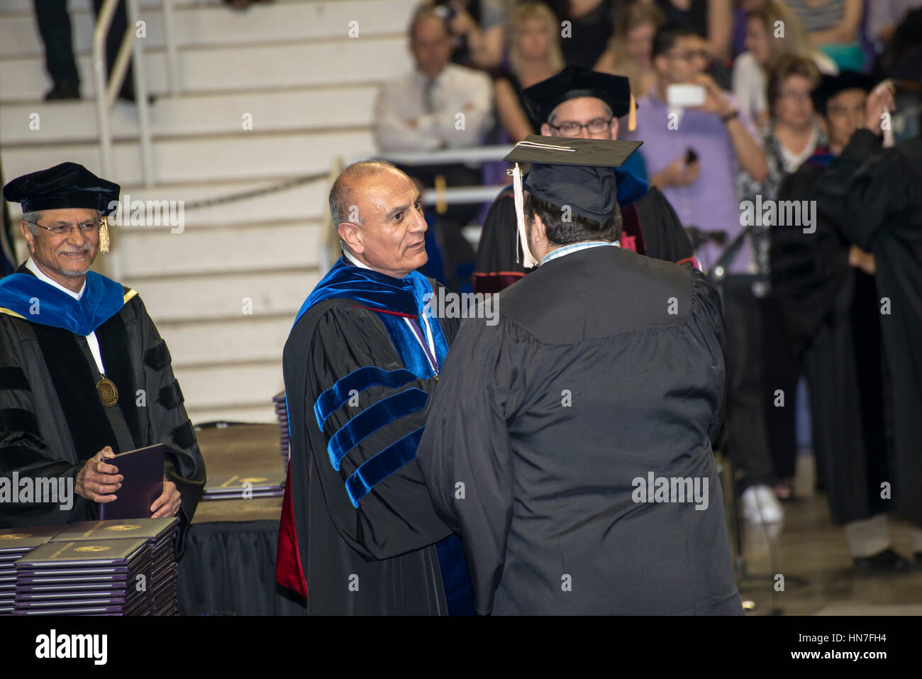 Manhattan Kansas. Kansas State University. Cerimonia di laurea. Laureato riceve il diploma. Foto Stock