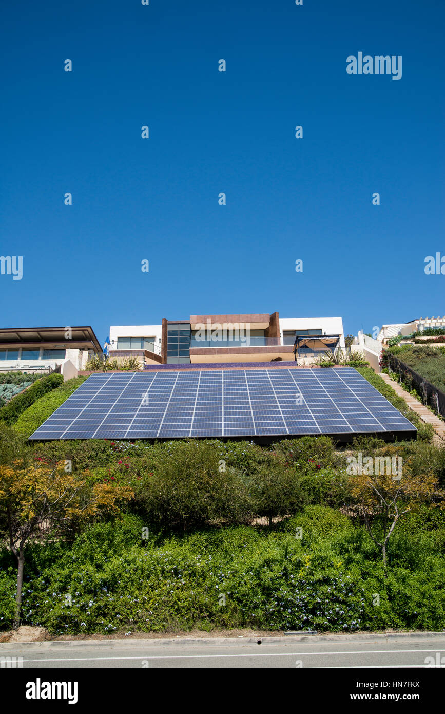 Corona del Mar, California. Pannelli solari per questa casa privata paga per circa Il 95% dei costi energetici nelle bollette mensili. Foto Stock