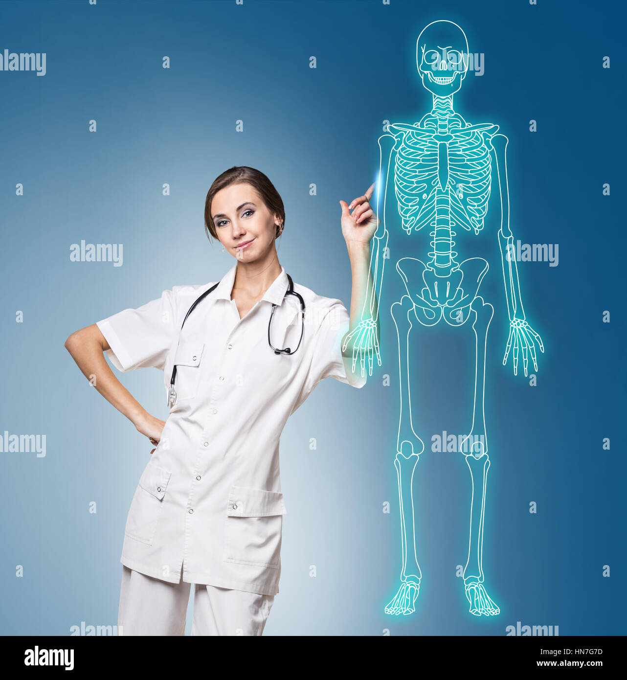 Medico donna puntando su disegno dello scheletro umano. Foto Stock