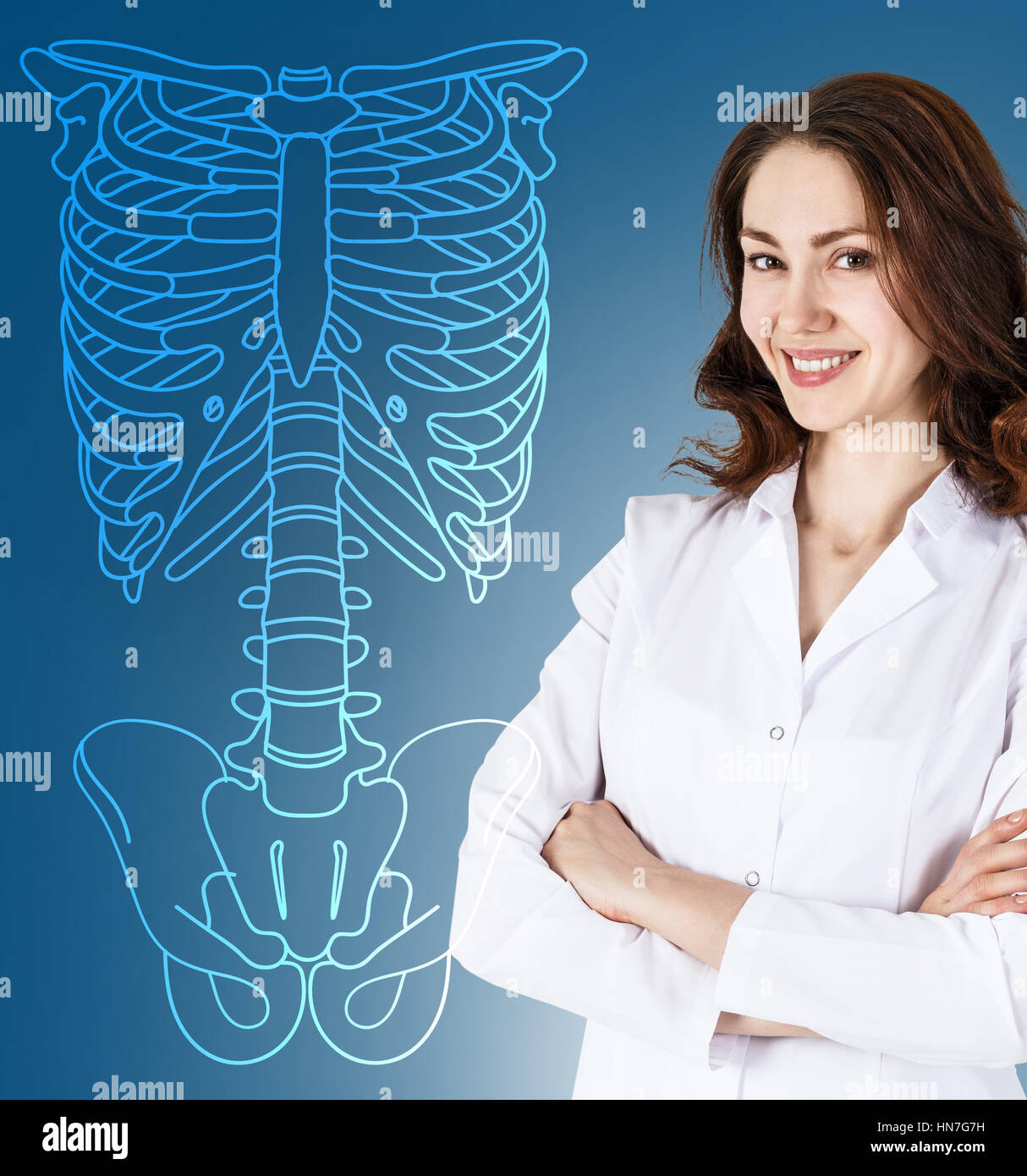 Medico donna in piedi vicino al disegno dello scheletro umano Foto Stock