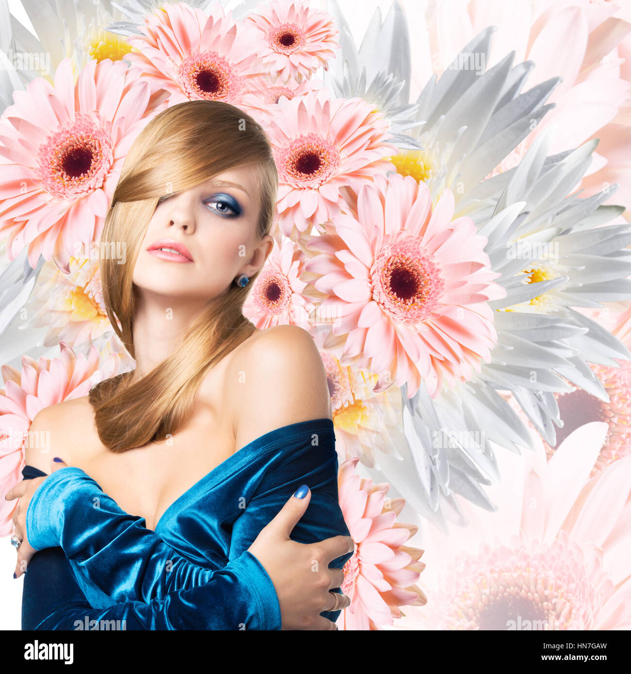 Modello di moda su bouquet di fiori sullo sfondo. Foto Stock