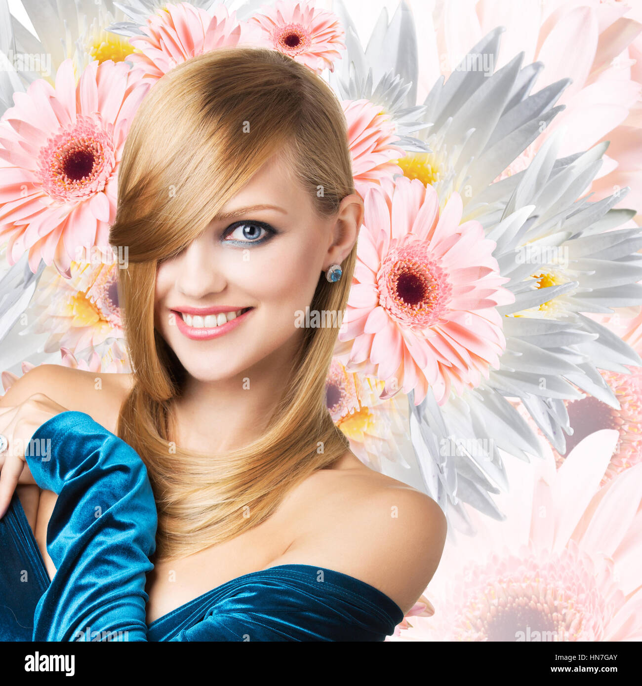 Modello di moda su bouquet di fiori sullo sfondo. Foto Stock