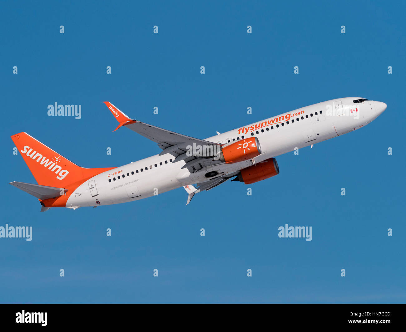 Sunwing Airlines aereo aereo Boeing 737 (737-800) corpo stretto aereo jet in volo dopo il decollo Foto Stock