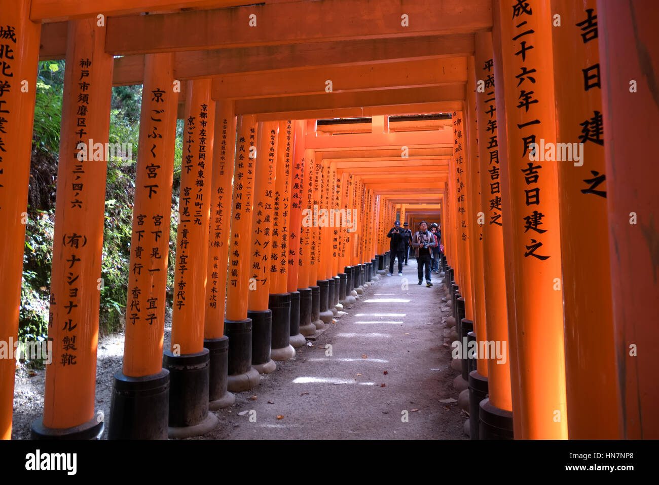 Fushimi Inari Shrine o Fushimi Inari Taisha, un santuario shintoista a Kyoto, Giappone, Asia. Monumento giapponese, pietra miliare asiatica con persone, turisti, visitatori Foto Stock