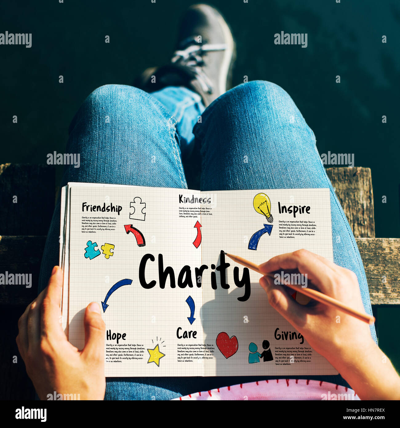 Le donazioni di beneficenza aiutare dando sostegno concetto comunitario Foto Stock