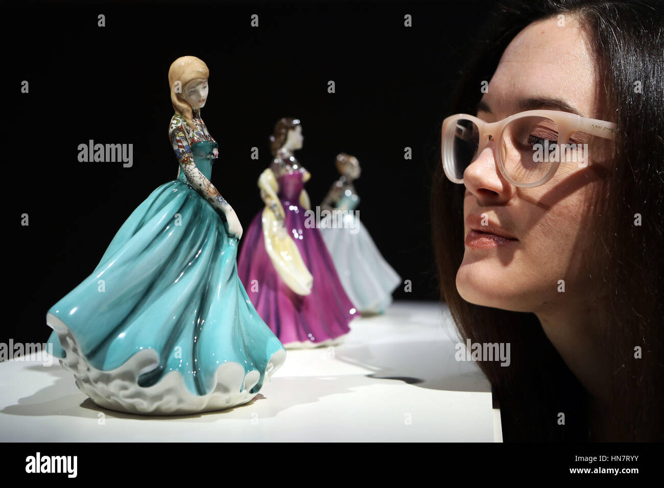 Artista Jessica Harrison prende uno sguardo più da vicino alla sua esposizione dal titolo "Painted Ladies' che dispone di Royal Doulton figurine con dipinti a mano di tatuaggi che fa parte di una nuova mostra denominata " tra i pali e maree' vetrina della Università di Edimburgo di ultima arte contemporanea acquisizioni alla loro Talbot Rice Gallery di Edimburgo. Foto Stock