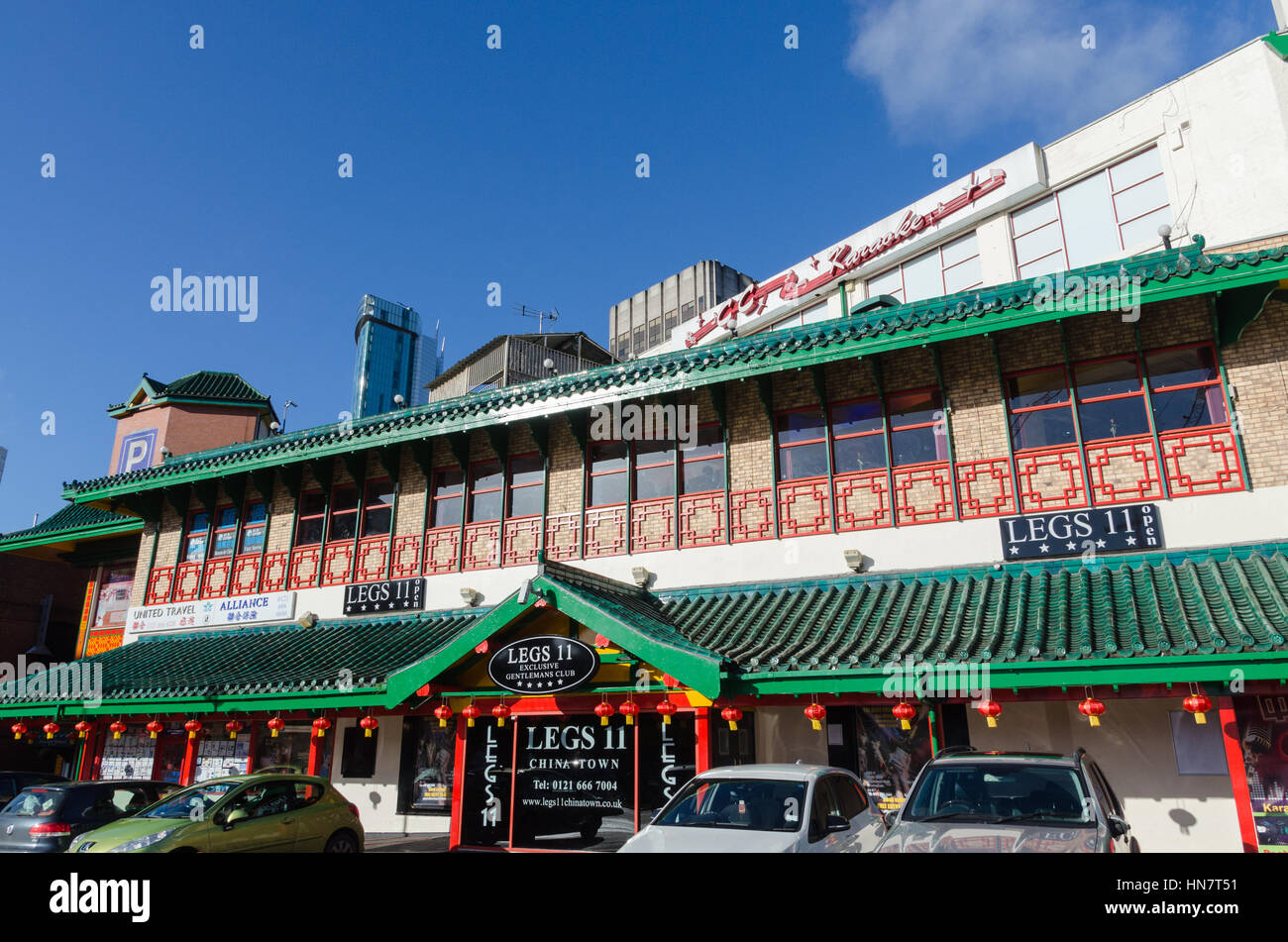 La Cinese-stile costruzione a pagoda in Birmingham il quartiere cinese che ospita le gambe 11 discoteca Foto Stock