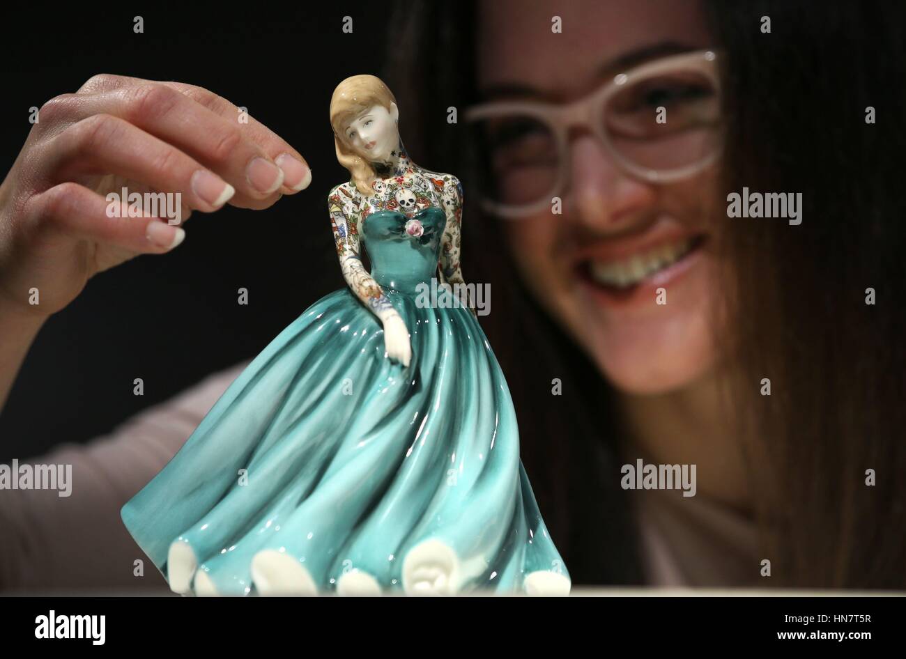 Artista Jessica Harrison prende uno sguardo più da vicino alla sua esposizione dal titolo "Painted Ladies' che dispone di Royal Doulton figurine con dipinti a mano di tatuaggi che fa parte di una nuova mostra denominata " tra i pali e maree' vetrina della Università di Edimburgo di ultima arte contemporanea acquisizioni alla loro Talbot Rice Gallery di Edimburgo. Foto Stock