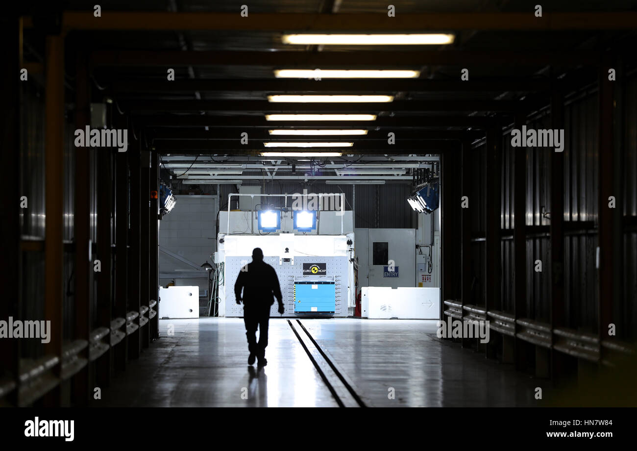 Vista generale di dentro il crash test facility a Thatcham Ricerca nel Berskshire dove Euro NCAP test vengono eseguiti Foto Stock
