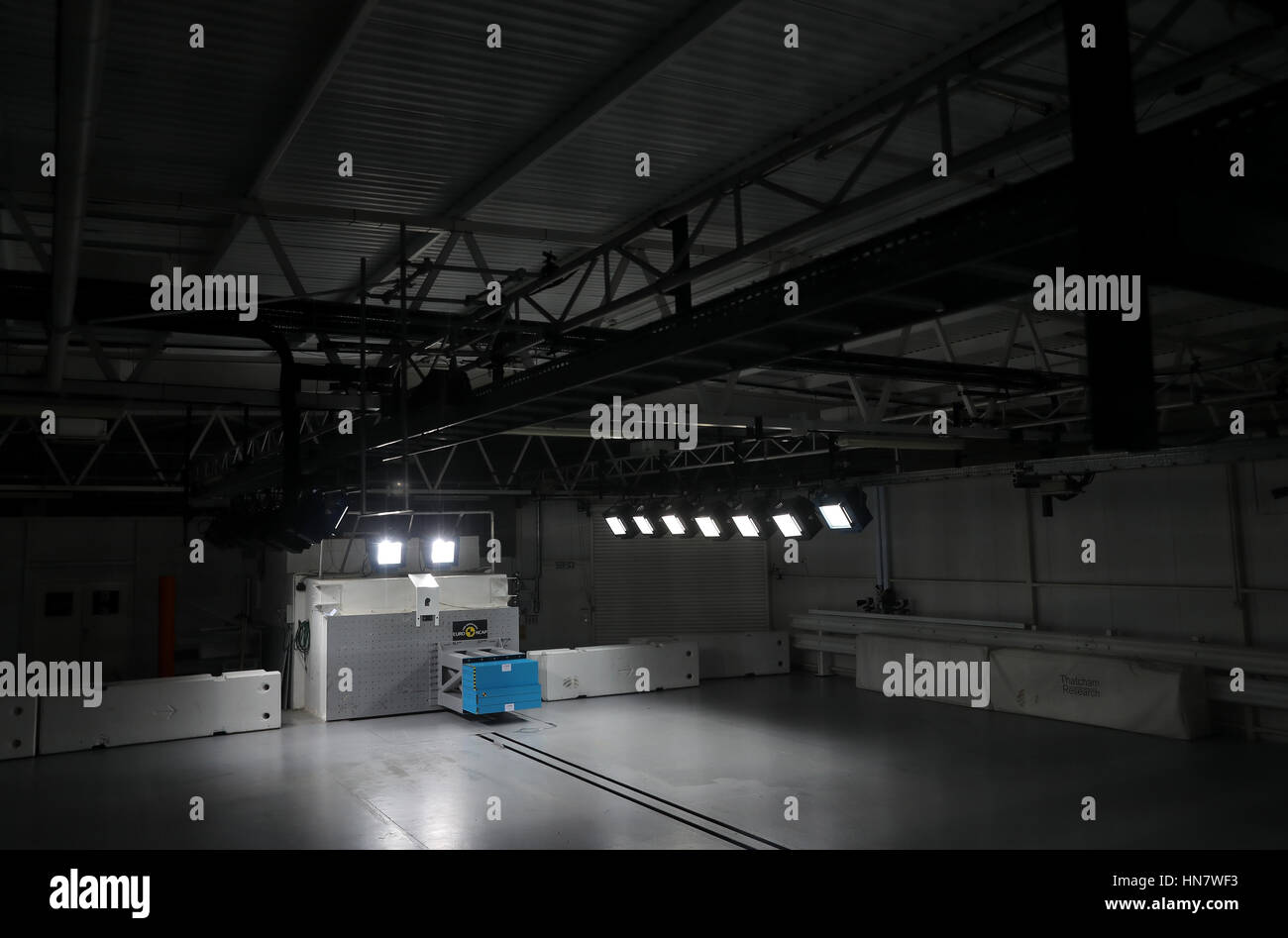 Vista generale di dentro il crash test facility a Thatcham Ricerca nel Berskshire dove Euro NCAP test vengono eseguiti Foto Stock