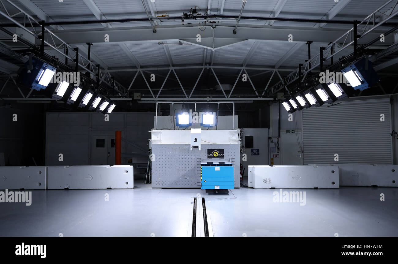 Vista generale di dentro il crash test facility a Thatcham Ricerca nel Berskshire dove Euro NCAP test vengono eseguiti Foto Stock
