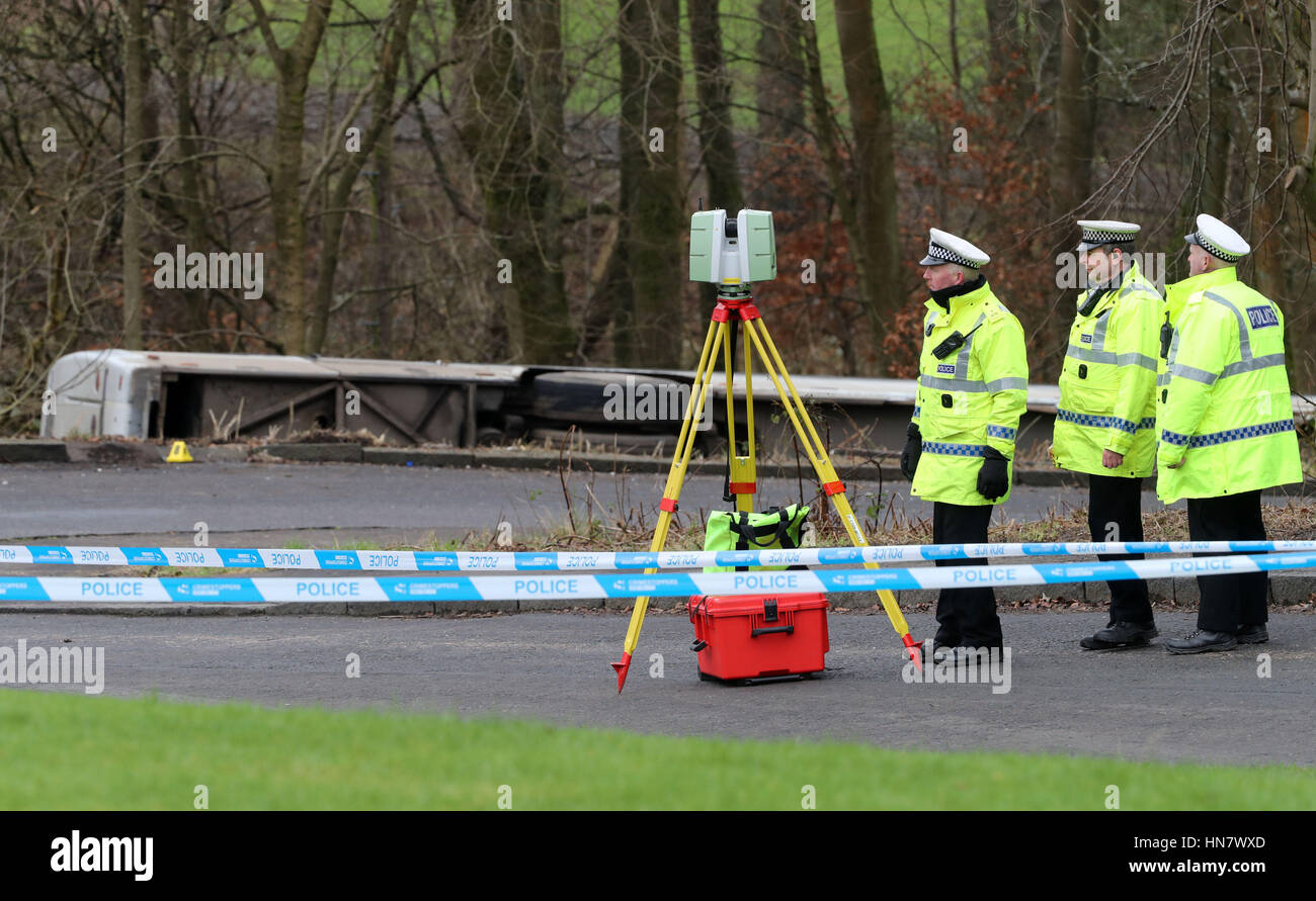 Servizi di emergenza presso la scena in cui una scuola bus rovesciato vicino a Nostra Signora della High School di Cumbernauld, Lanarkshire. Foto Stock