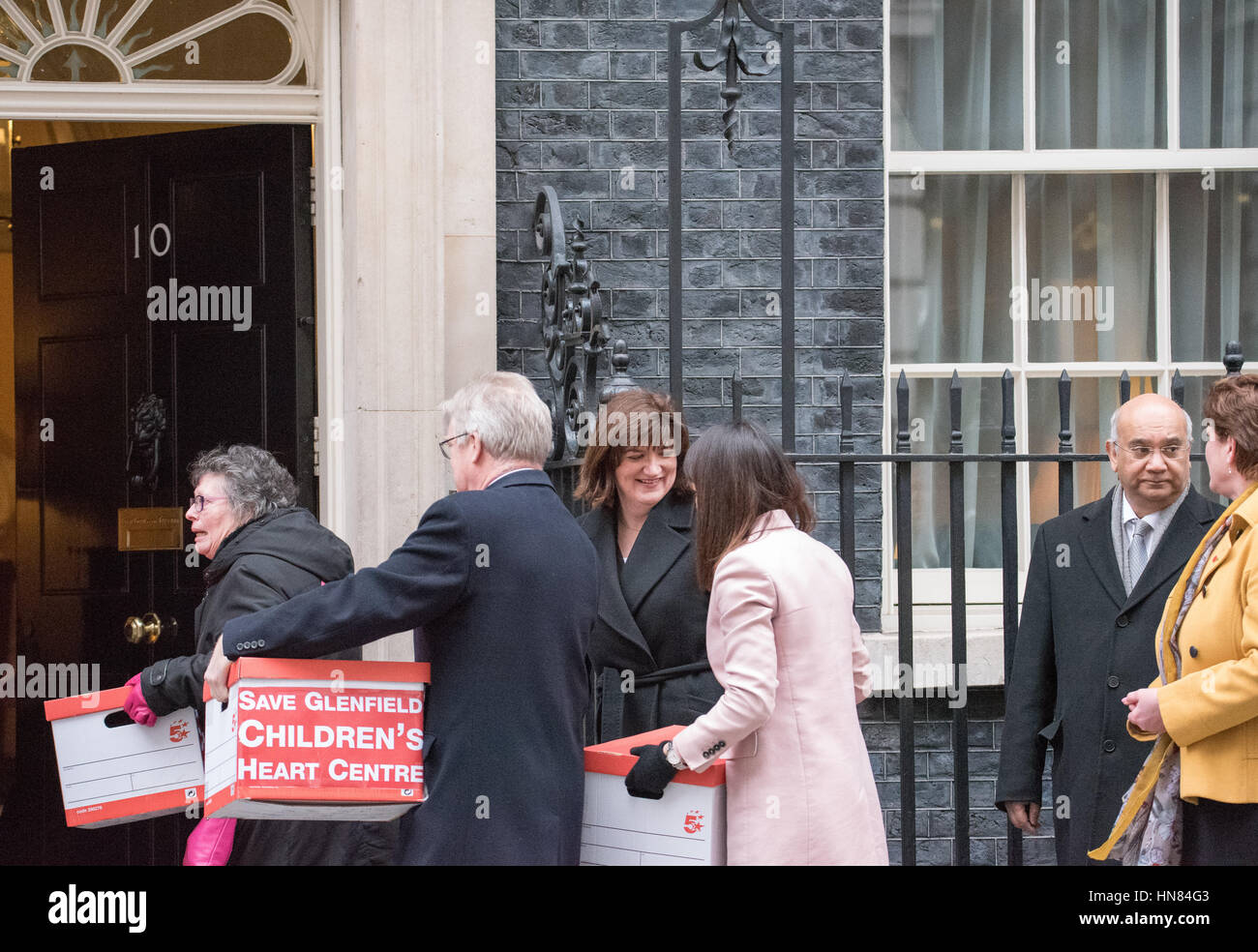 Londra, Regno Unito. 9 febbraio 2017. Manifestanti mano una petizione al 10 di Downing Street contro la chiusura di Glenfields bambini unità di cuore. MP Keith Vaz sulla seconda a destra della foto Credito: Ian Davidson/Alamy Live News Foto Stock