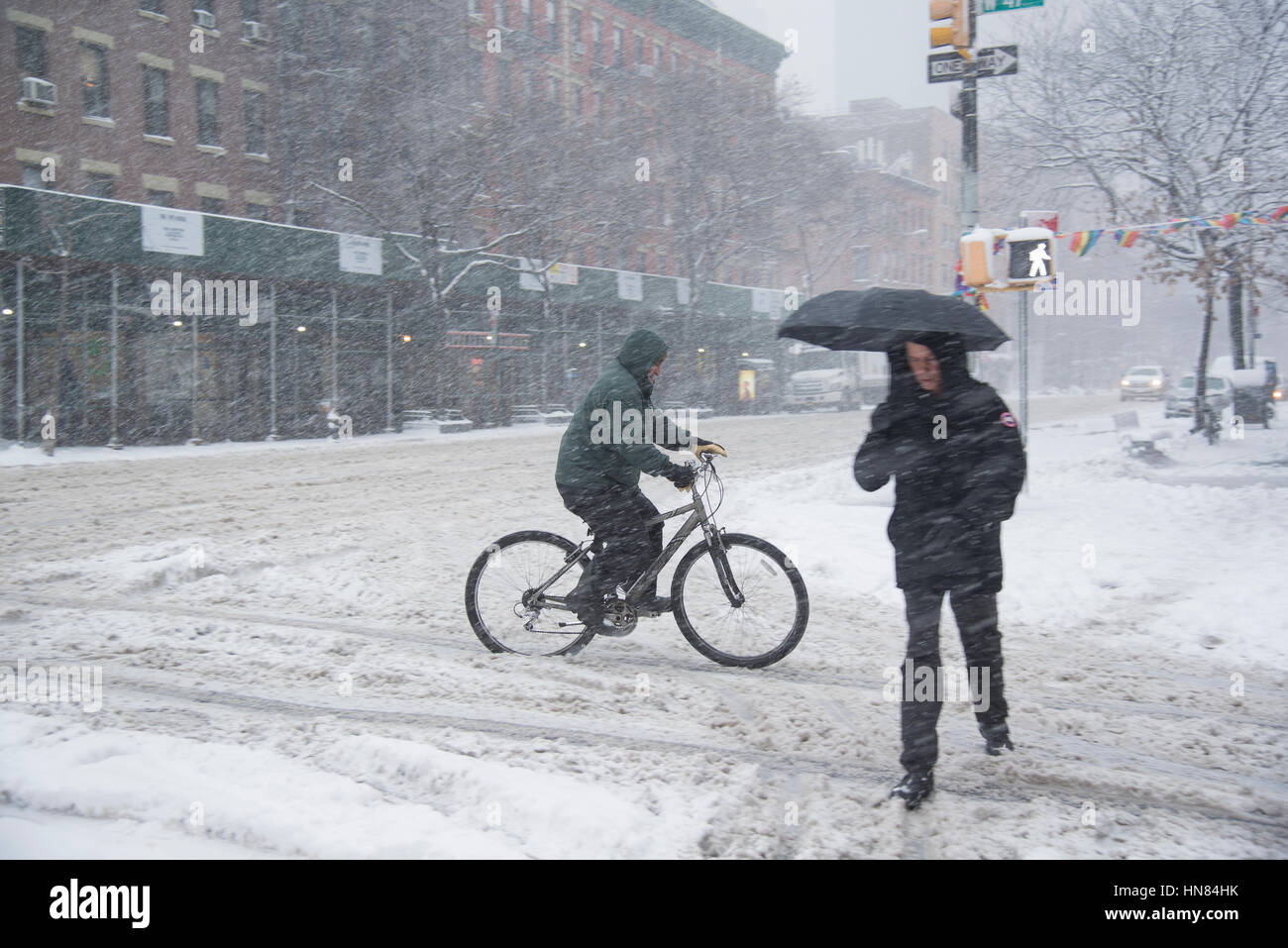 New York, Stati Uniti d'America. Il 9 febbraio, 2017. Bike e ombrello in tempesta di neve NYC Credito: BuzzB/Alamy Live News Foto Stock