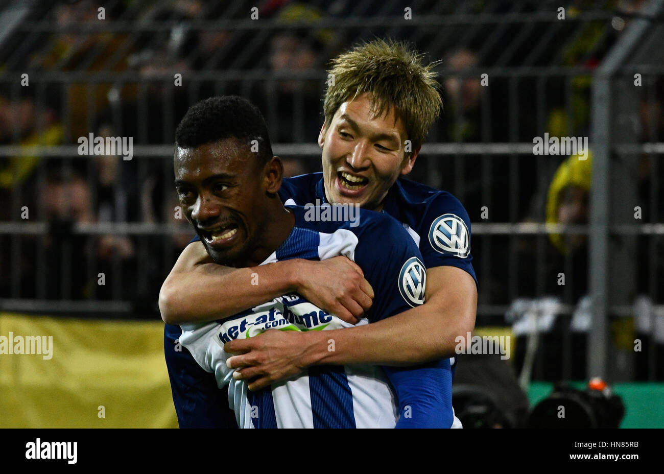 Signal Iduna Park di Dortmund, Germania. 8 febbraio, 2017. Il calcio tedesco Cup DFB-Pokal 2016/17 Round di sedici, Borussia Dortmund (BVB) vs. Hertha BSC --- Genki Haraguchi (Hertha) festeggia con Salomon Kalou (Hertha) Credito: kolvenbach/Alamy Live News Foto Stock