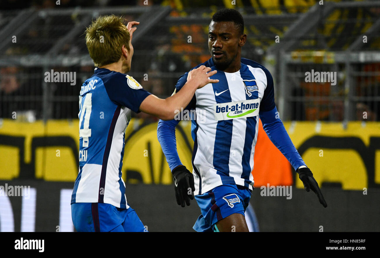 Signal Iduna Park di Dortmund, Germania. 8 febbraio, 2017. Il calcio tedesco Cup DFB-Pokal 2016/17 Round di sedici, Borussia Dortmund (BVB) vs. Hertha BSC --- Genki Haraguchi (Hertha) festeggia con Salomon Kalou (Hertha) Credito: kolvenbach/Alamy Live News Foto Stock