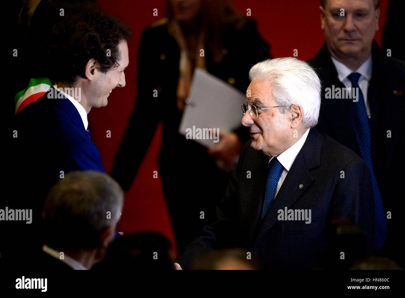 Torino, Italia. 2017 9 febbraio: John Philip Jacob Elkann (sinistra), imprenditore italiano e presidente della version Editrice S.p.A. e Sergio Mattarella, Presidente della Repubblica italiana, si stringono la mano durante la celebrazione del centocinquantesimo anniversario del quotidiano La Stampa. Credito: Nicolò Campo/Alamy Live News Foto Stock