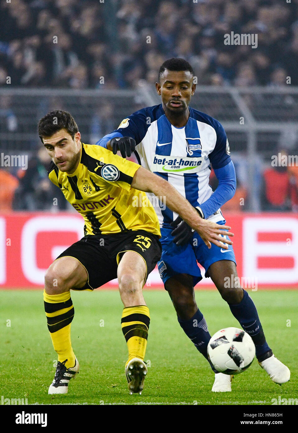 Signal Iduna Park di Dortmund, Germania. 8 febbraio, 2017. Il calcio tedesco Cup DFB-Pokal 2016/17 Round di sedici, Borussia Dortmund (BVB) vs. Hertha BSC --- Sokratis Papastathopoulos (BVB), Salomon Kalou (Hertha) Credito: kolvenbach/Alamy Live News Foto Stock