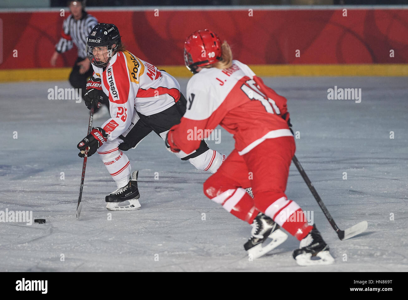 Arosa, Switzerland. Il 9 febbraio, 2017. Alina Müller sfugge Josefine Hansen nel match Danimarca contro la Svizzera come il team la lotta per qualificarsi per il 2018 Olympic donna Ice hockey tournament. Credito: Rolf Simeone/bildgebend.ch/Alamy Live News Foto Stock