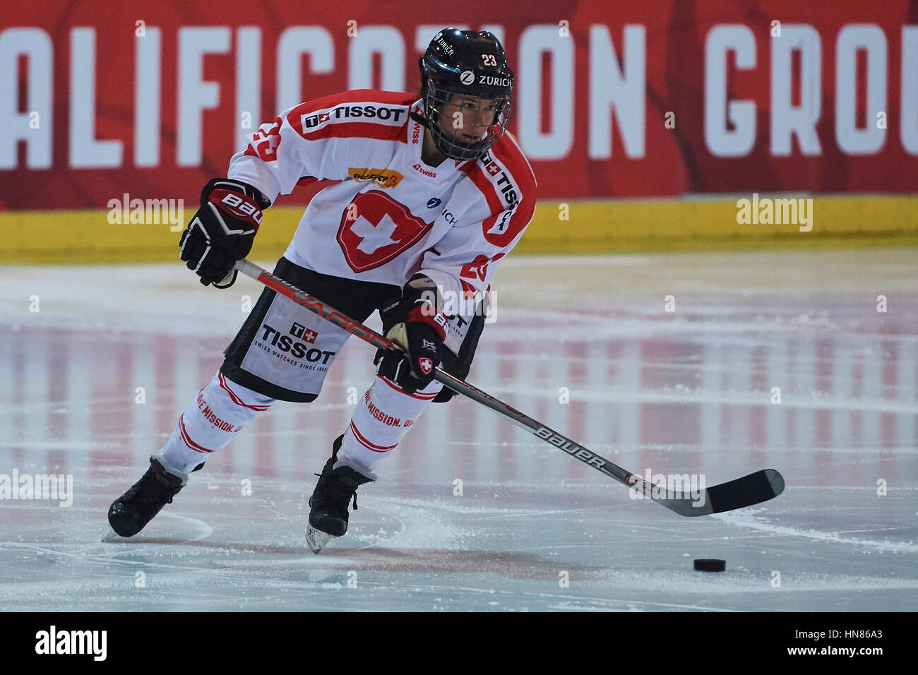 Arosa, Switzerland. Il 9 febbraio, 2017. Nicole Bullo durante la partita Danimarca contro la Svizzera come il team la lotta per qualificarsi per il 2018 Olympic donna Ice hockey tournament. Credito: Rolf Simeone/bildgebend.ch/Alamy Live News Foto Stock