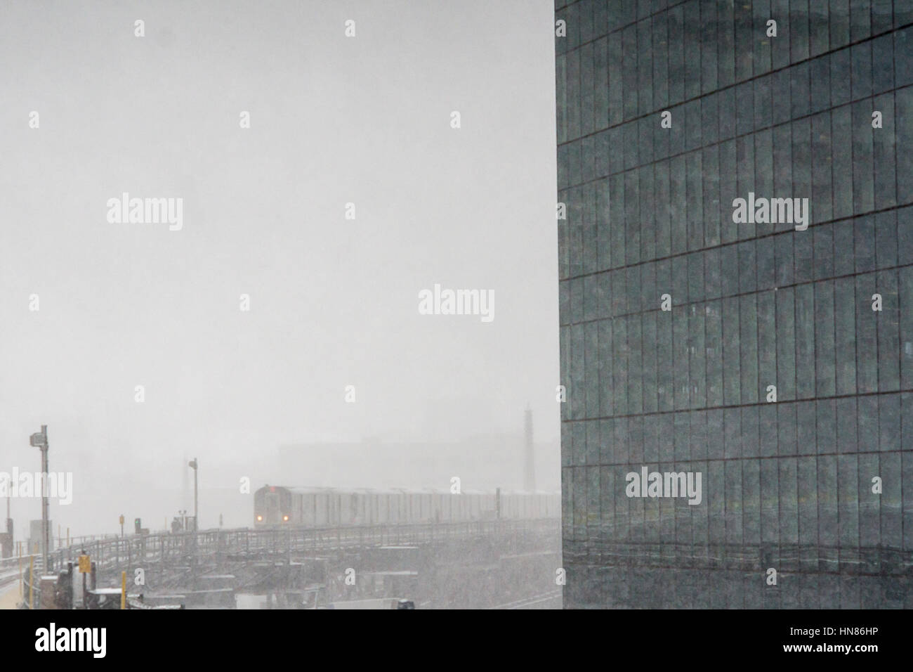 New York, Stati Uniti d'America. 09Feb, 2017. Una linea di lavaggio treno parte il Queensboro Plaza dalla stazione di New York durante la città del primo grande tempesta di neve della stagione il Giovedì, 9 febbraio 2017. I meteorologi sono le previsioni tra 8 e 14 centimetri di neve in New York City region. La Metropolitan Transportation Authority non ha avuto grandi ritardi e i treni continuano a funzionare. Credito: Richard Levine/Alamy Live News Foto Stock