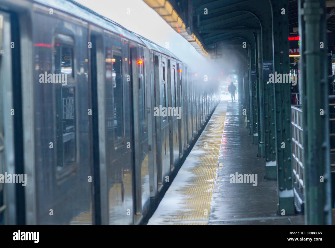 New York, Stati Uniti d'America. 09Feb, 2017. Una linea di lavaggio il treno a Queensboro Plaza dalla stazione di New York durante la città del primo grande tempesta di neve della stagione il Giovedì, 9 febbraio 2017. I meteorologi sono le previsioni tra 8 e 14 centimetri di neve in New York City region. La Metropolitan Transportation Authority non ha avuto grandi ritardi e i treni continuano a funzionare. Credito: Richard Levine/Alamy Live News Foto Stock