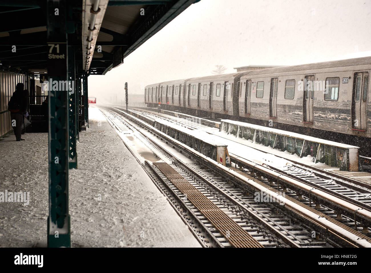 Brooklyn, New York City, Stati Uniti d'America. Il 9 febbraio, 2017. Treno D 71st Street Subway piattaforma ricoperta di neve il 9 febbraio 2017. Credito: Jimmy Qiu/Alamy Live News Foto Stock