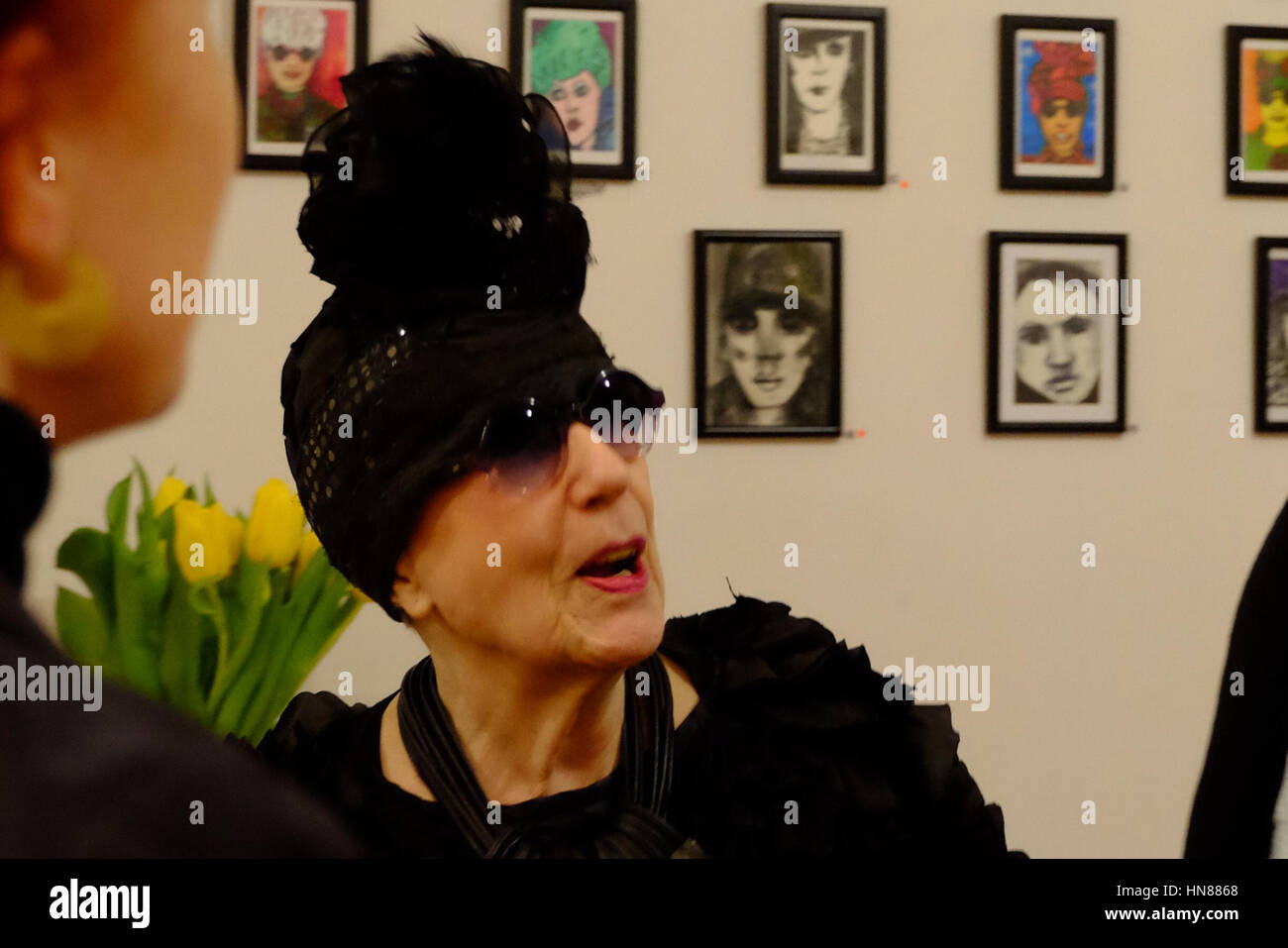 Londra, Regno Unito. Il 9 febbraio, 2017. Molly Parkin, famoso artista gallese , giornalista e autore, tiene una mostra di suoi dipinti a Vout-o-reenees galleria sul suo ottantacinquesimo compleanno Credito: Londonphotos/Alamy Live News Foto Stock