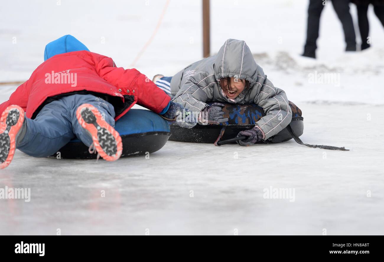 Harbin, la Cina della Provincia di Heilongjiang. 10 Febbraio, 2017. I bambini giocano sulla congelati Songhua River a Harbin, capitale del nord-est della Cina di Provincia di Heilongjiang, Feb 10, 2017. Credito: Wang Kai/Xinhua/Alamy Live News Foto Stock