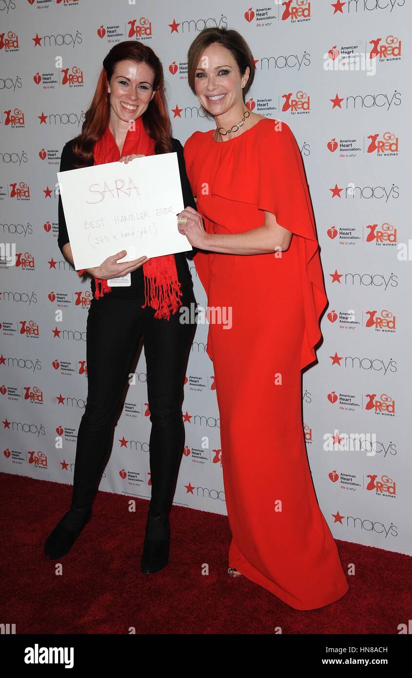 New York, NY, STATI UNITI D'AMERICA. Il 9 febbraio, 2017. Lauren Holly presso gli arrivi per la American Heart Association andare in rosso per le donne Red Dress Fashion Show - Arrivi, Hammerstein Ballroom, New York, NY Febbraio 9, 2017. Credito: Kristin Callahan/Everett raccolta/Alamy Live News Foto Stock