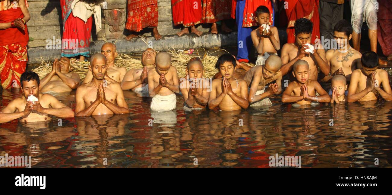 Bhaktapur, Nepal. 10 Febbraio, 2017. Nepalese devoti Indù pregare prima di prendere la santa salse presso il fiume Hanumante durante il Madhav Narayan festival di Bhaktapur, Nepal, il 10 febbraio, 2017. Nepalese donne Indù osservare a digiunare e pregare per la dea Swasthani e Dio Madhavnarayan per la longevità dei loro mariti e la prosperità della famiglia durante i mesi di durata del festival. Credito: Sunil Sharma/Xinhua/Alamy Live News Foto Stock