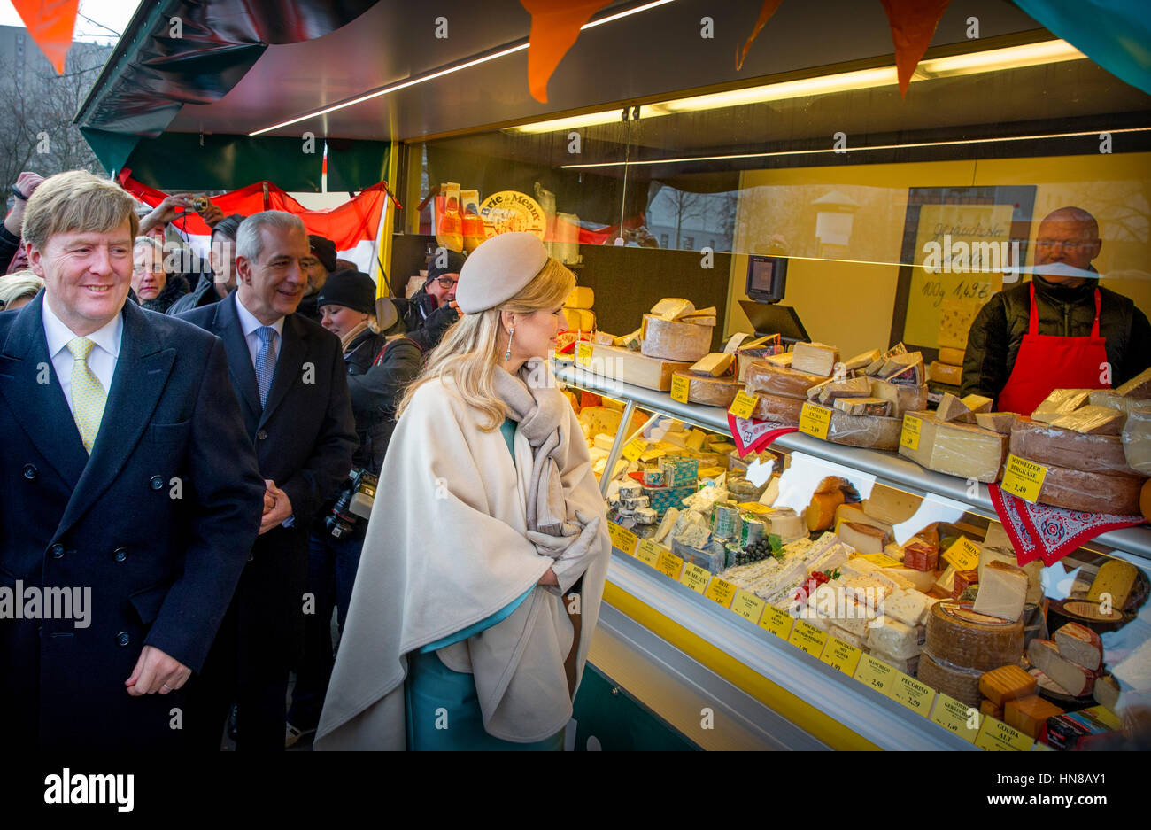 Leipzig, Germania. Il 9 febbraio, 2017. Willem-Alexander re e regina Maxima dei Paesi Bassi visitare il quartiere Plattenbau Grunau a Leipzig, Germania, il 9 febbraio 2017. La Dutch King e Queen sono in Germania per una 4 giorni di visita. Foto: Patrick van Katwijk - nessun filo SERVICE - foto: Patrick van Katwijk/Olandese Photo Press/dpa/Alamy Live News Foto Stock