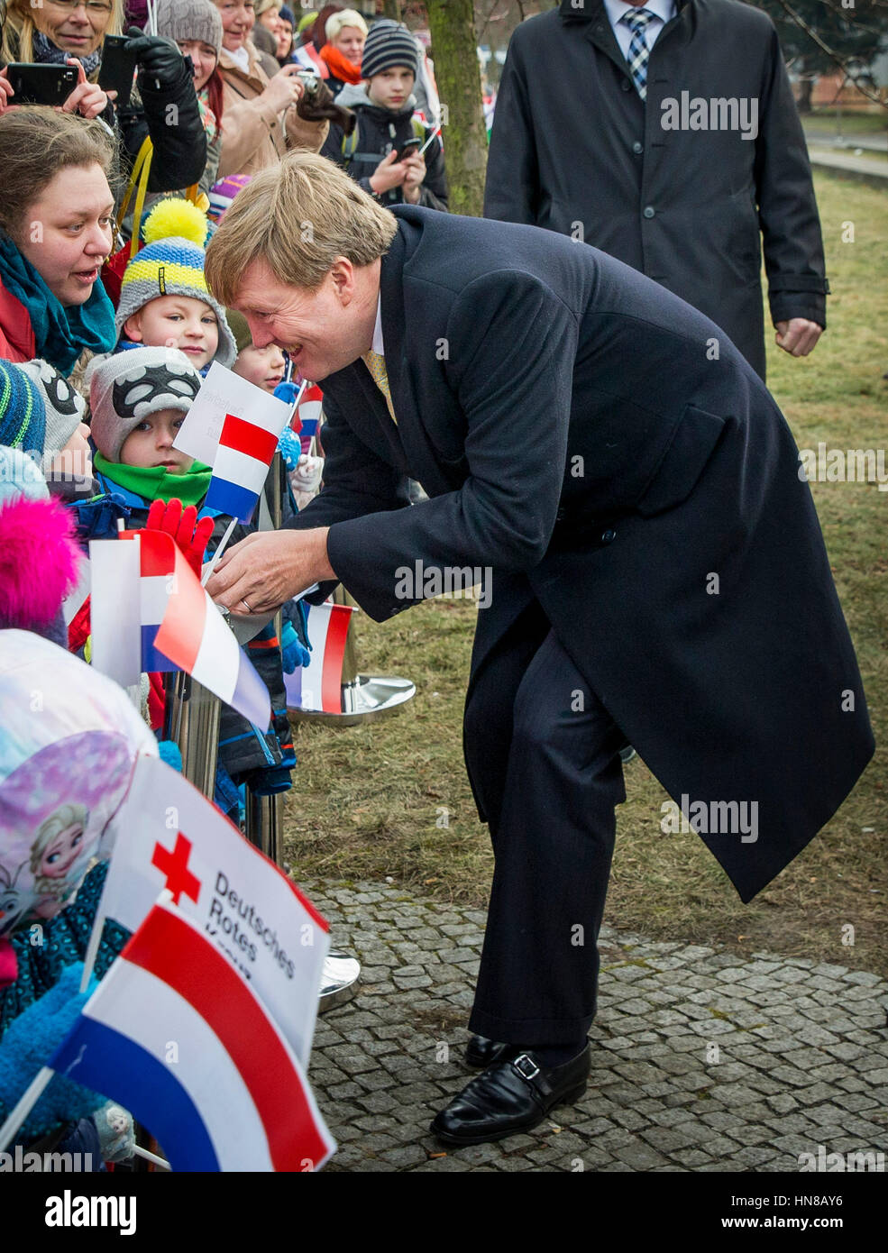 Leipzig, Germania. Il 9 febbraio, 2017. Willem-Alexander re e regina Maxima dei Paesi Bassi visitare il quartiere Plattenbau Grunau a Leipzig, Germania, il 9 febbraio 2017. La Dutch King e Queen sono in Germania per una 4 giorni di visita. Foto: Patrick van Katwijk - nessun filo SERVICE - foto: Patrick van Katwijk/Olandese Photo Press/dpa/Alamy Live News Foto Stock