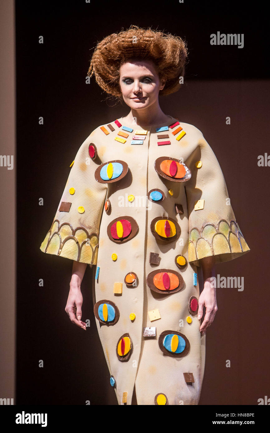 Milano, Italia. 09Feb, 2017. Il cioccolato Fashion Show al Salon du Chocolat 2017, la più importante manifestazione sul cioccolato nel mondo Credito: Mairo Cinquetti/Alamy Live News Foto Stock