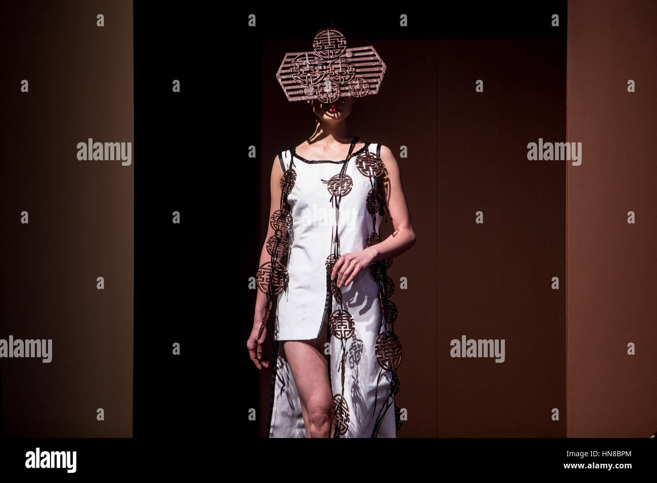 Milano, Italia. 09Feb, 2017. Il cioccolato Fashion Show al Salon du Chocolat 2017, la più importante manifestazione sul cioccolato nel mondo Credito: Mairo Cinquetti/Alamy Live News Foto Stock