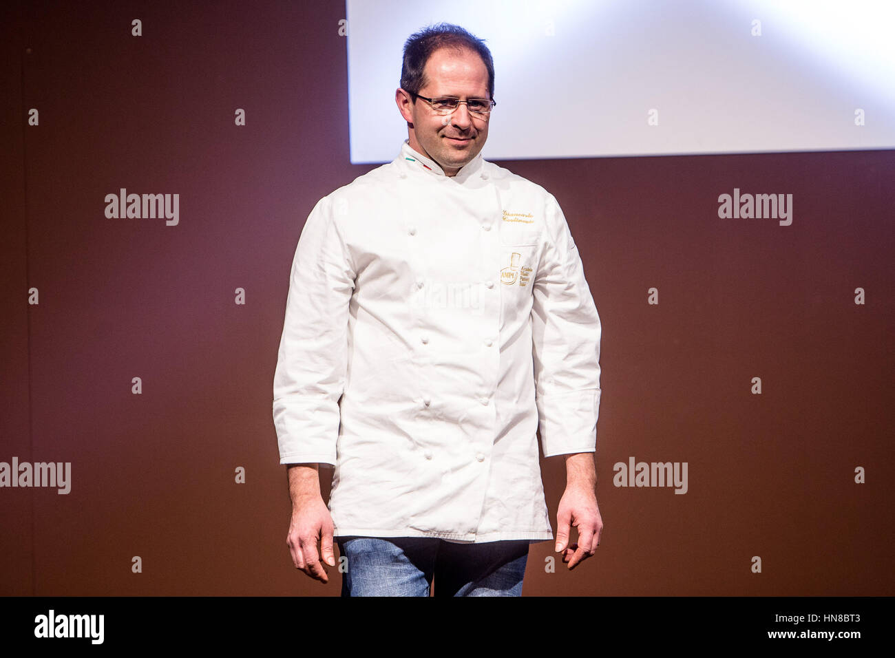 Milano, Italia. 09Feb, 2017. Il cioccolato Fashion Show al Salon du Chocolat 2017, la più importante manifestazione sul cioccolato nel mondo Credito: Mairo Cinquetti/Alamy Live News Foto Stock