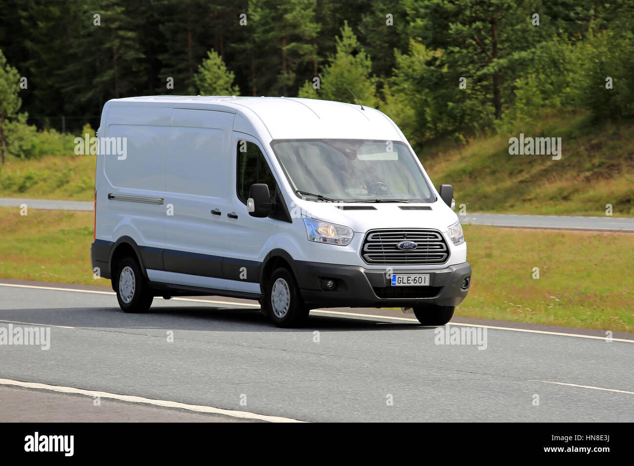 PAIMIO, Finlandia - 8 Luglio 2017: Bianco Ford Transit van si muove lungo l'autostrada a velocità d'estate. Foto Stock